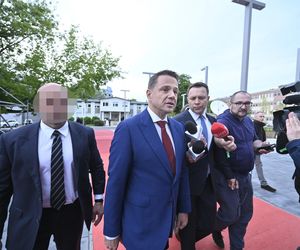 Wielkie wejście Trzaskowskiego do TVP. Zdjęcia uchwyciły każdy krok
