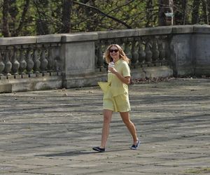 Małgorzata Socha przebiera się w parku