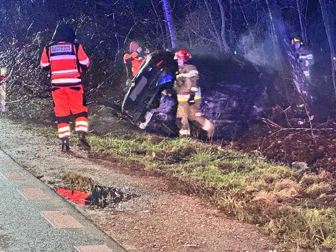 Pożar i dachowanie w Wawrze. Dramatyczny wypadek na ul. Bronisława Czecha