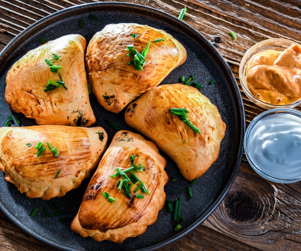 Rewelacyjne pieczone pierogi jogurtowe na ciepło lub na zimno. Nadzienie z fetą i koperkiem robi robotę