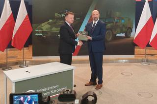 Minister Błaszczak i prezes Chwałek z umowami