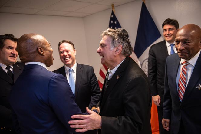 Policjanci wychodzą zza biurek