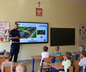 Wiedzą  więcej, są bardziej bezpieczni. Trwa policyjna akcja „Bezpieczna droga do szkoły”