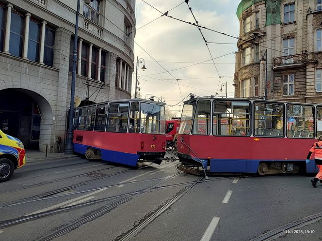 Bydgoszcz. Tramwaj wykoleił się i uderzył w budynek. Ogromne utrudnienia w ruchu [ZDJĘCIA]. 