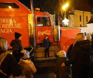 Ciężarówka Coca-cola w Białymstoku! Świąteczna atrakcja przyciągnęła tłumy mieszkańców na Rynek Kościuszki