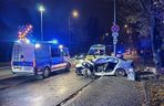 Potworny wypadek w Warszawie. BMW roztrzaskane o drzewo, kierowca zakleszczony