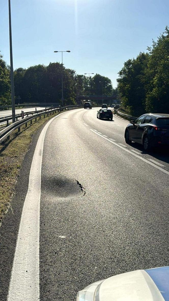 Zapadlisko na popularnej trasie. Wyłączono jeden pas ruchu. Na miejscu pracują strażacy