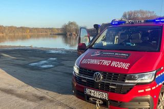 Wypadek we Wrocławiu. Auto wjechało do Odry. Wyciągnięto je po 3 miesiącach [ZDJĘCIA].