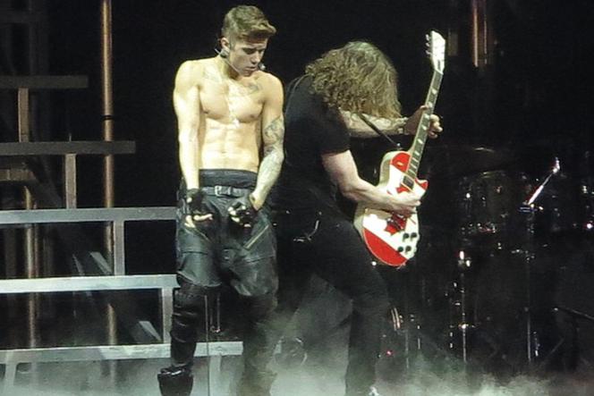 Justin Bieber bez koszulki - goła klata - koncert Justina Biebera w Australii