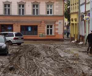 W Głuchołazach sceneria jak z czasów wojny. Mieszkańcy: „Chleba nam potrzeba” 