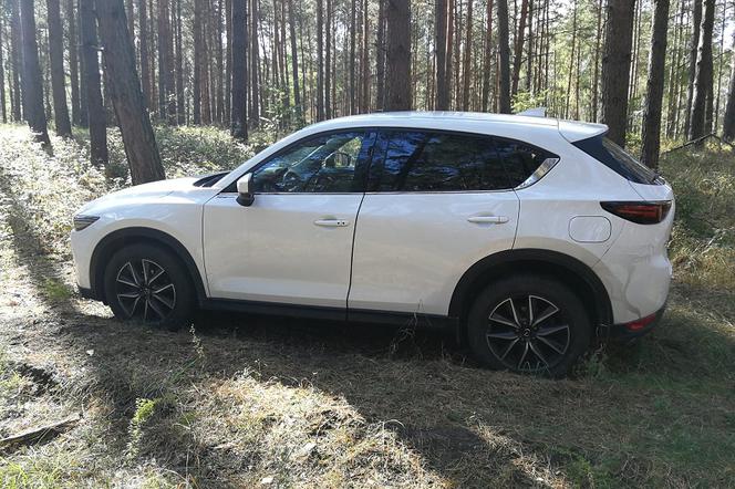 Kradziona Mazda CX-5 porzucona w lesie