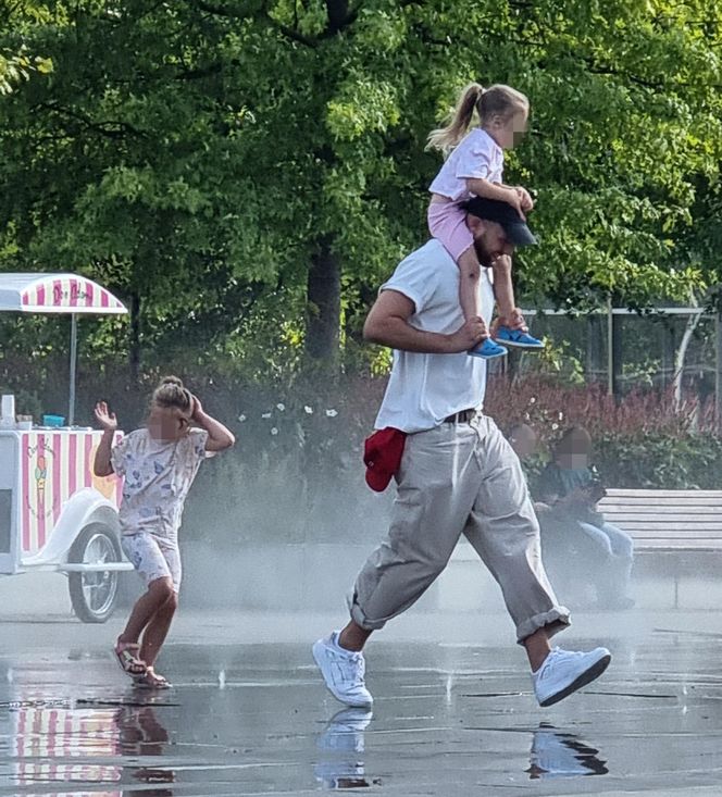 Maciej Pela z córeczkami nad Wisłą