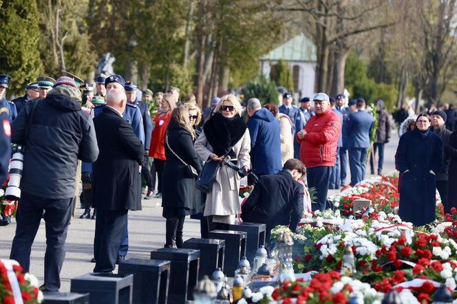 Joanna Racewicz ociera łzy przy grobie męża, pocieszyła ją Barbara Nowacka