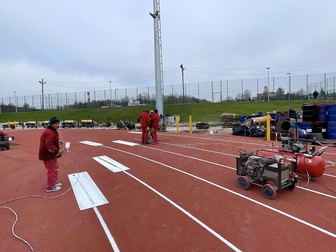 Ostatnie dni remontu stadionu w Starachowicach. Na bieżni pojwiły się tory