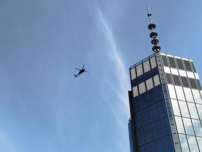 Blackhawk latał nad Warszawą. Zawisł nad najwyższym wieżowcem