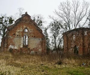 Ta malutka wieś powstała w XIV wieku. Skrywa ruiny gotyckiej świątyni