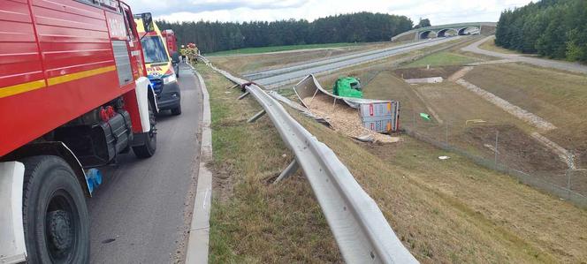 Cieżarówka spadła z wiaduktu na trasie DK 61! Na miejscu działają służby