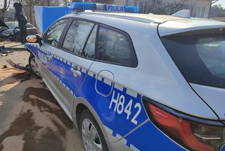 Pijany 21-latek huknął seatem czołowo w radiowóz. Dwóch policjantów trafiło do szpitala