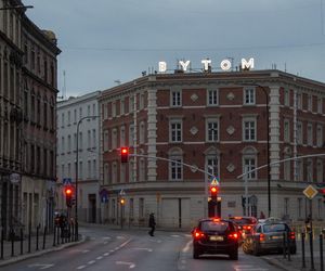 Neon Bytom wrócił do świata świecących. Zdobi kamienicę w centrum miasta