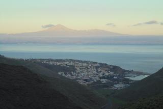 San Sebastian z El Teide w tle