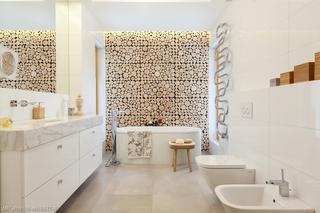 Biała łazienka z drewnianą ścianą: efektowne wnętrze