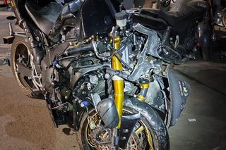 Jelenia Góra. Kask skradziony z krzyża przy ul. Wolności został odnaleziony. To pamiątka na cześć zmarłego motocyklisty [ZDJĘCIA].