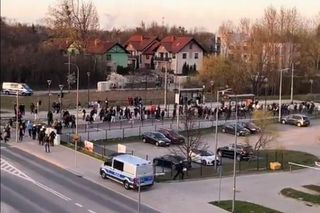 Tłum nastolatków szedł ulicami Gdańska, wykrzykując agresywne hasła. Interweniowała policja