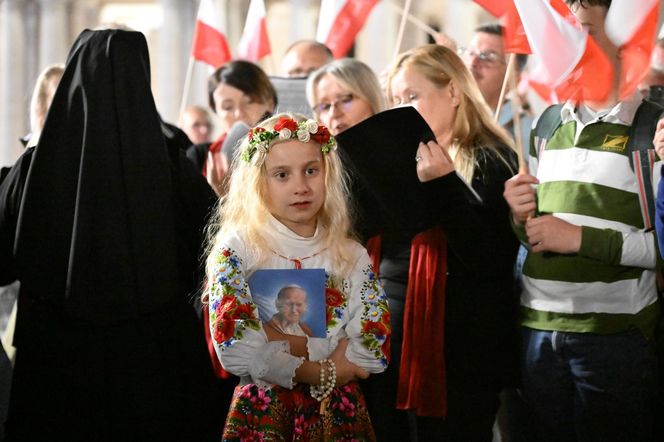 Zło dobrem zwyciężaj. Setki osób czuwały w Watykanie w rocznicę wyboru Jana Pawła II