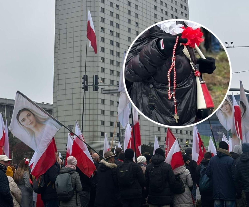 Modlitwy pod hotelem Novotel w Warszawie. Uczestnicy Marszu Niepodległości z różańcami w rękach