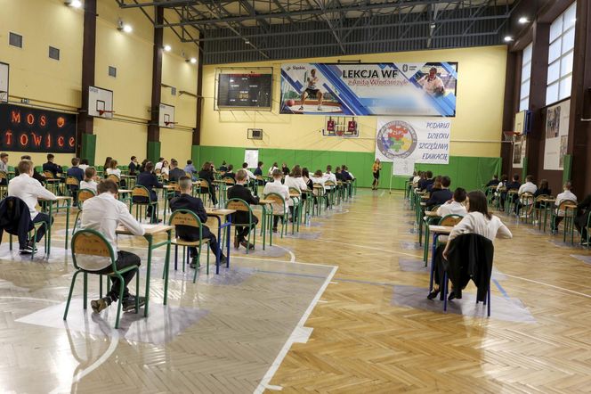 Egzamin ósmoklasisty 2025: matematyka. ZADANIE Z PLAKATAMI. „Co to było za zadanie”. MAMY ROZWIĄZANIE
