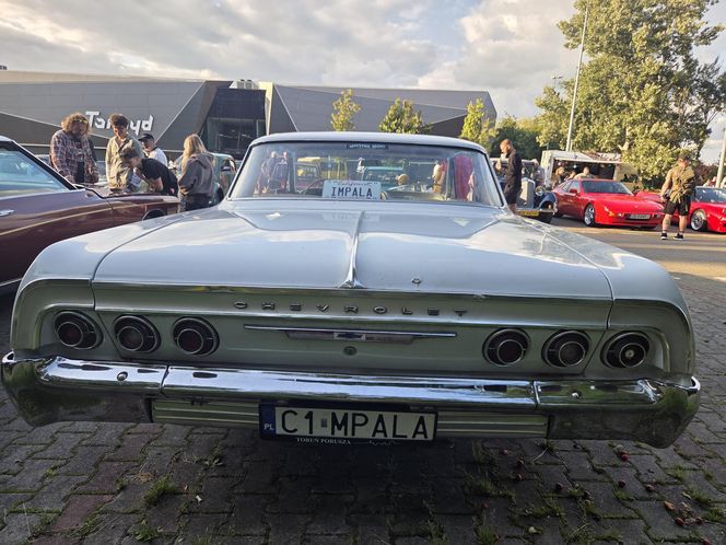 Motoryzacyjne legendy pod Torbydem. "Bydgoskie Klasyki Nocą" znów przyciągnęły tłumy