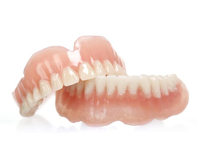 Protezy zębowe: stałe czy ruchome?