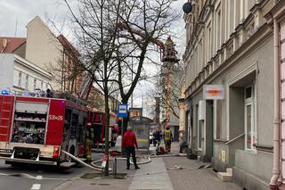 Pożar odciął im drogę ucieczki. Bohaterscy strażacy wynieśli na rękach trzymiesięczne niemowlę
