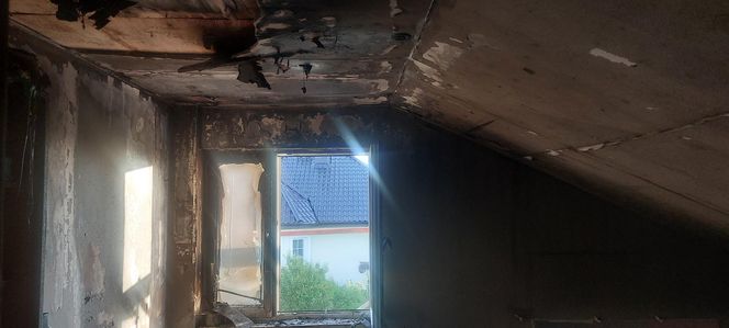 Rodzina z dwultenim synkiem straciła wszystko. Pożar wybuchł podczas remontu dachu