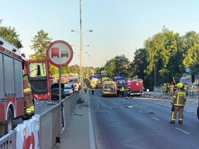 Koszmarny wypadek w Olsztynie. Wiele osób rannych w zderzeniu czterech pojazdów [ZDJĘCIA]