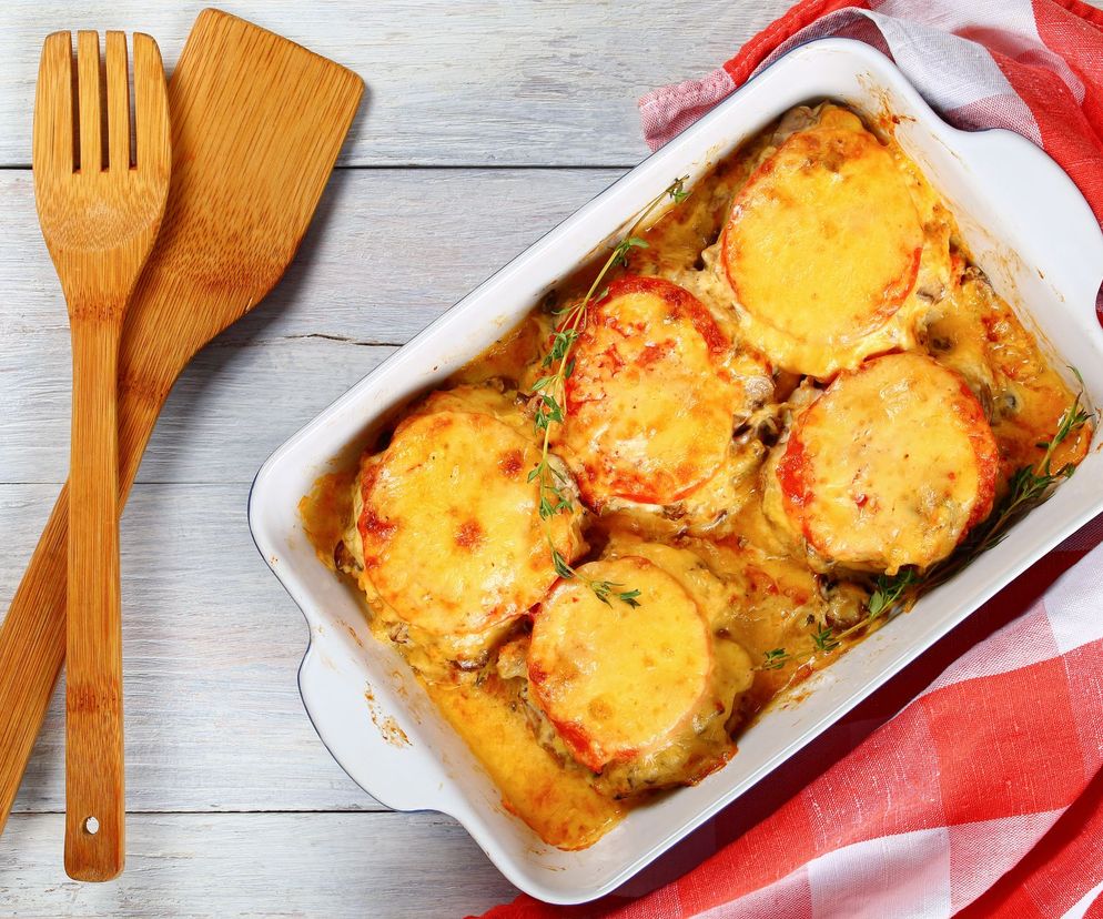 Schabowe pieczone pod pierzynką z zupy cebulowej i sera. Francuski patent na pyszne kotlety