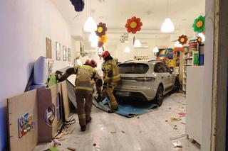 Porsche wjechało do żłobka. Kierująca pomyliła gaz z hamulcem