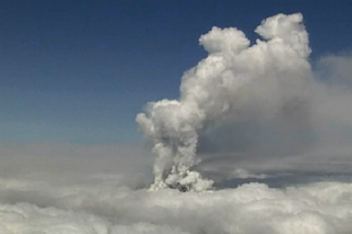 Japonia. Wybuch wulkanu wyrzucił w powietrze chmury popiołu [WIDEO]