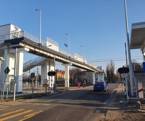  Takiego absurdu w Warszawie już dawno nie było. Mieszkańcy Pragi załamani po budowie kładki nad torami