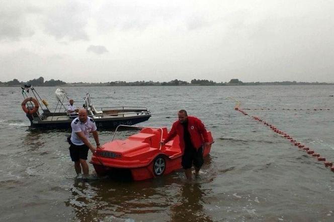 Lubelskie: Na wodzie dryfował rower wodny. Czteroosobowa ekipa nie mogła sama dopłynąć do brzegu