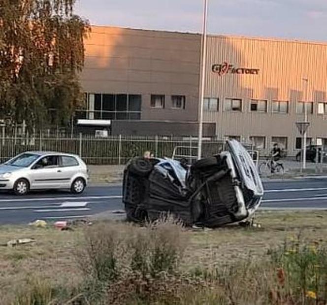 Groźny wypadek w Szczecinku. Peugeot roztrzaskał się na latarni