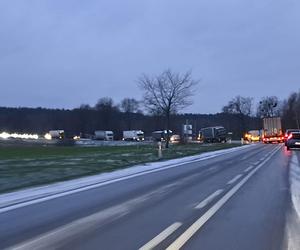 Trudne warunki na drogach w Podlaskiem. Możliwe opady marznące