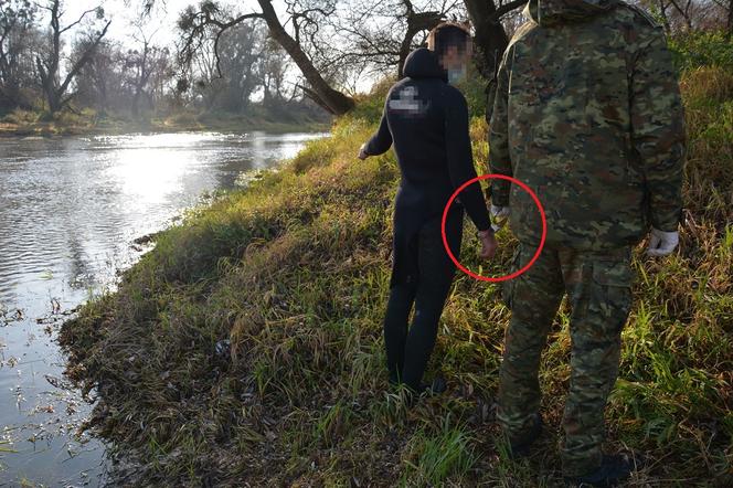 Chełm. Straż Graniczna zatrzymała pływaka z Ukrainy. Przepłynął całą rzekę z pudłami pełnymi papierosów