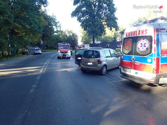 Groźny wypadek na skrzyżowaniu w Rybniku. Ranny 54-latek trafił do szpitala 