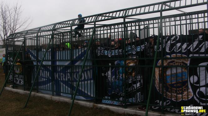 Skandal na meczu. Kibice Hutnika Kraków trzymani... w klatce niczym dzikie zwierzęta