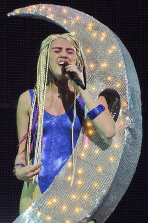 Miley Cyrus przebrania na koncerce w Vancouver