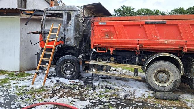 Borzęcin. Pożar samochodu ciężarowego pod budynkiem gospodarczym