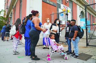 Sytuacja w ogniskach wirusa w NYC lepsza, ale zaczynają chorować uczniowie