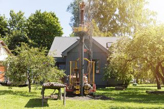 Wiercenie studni głębinowej - cena za metr odwiertu w 2024 roku. Czy studnia do 30 m wymaga zgłoszenia?