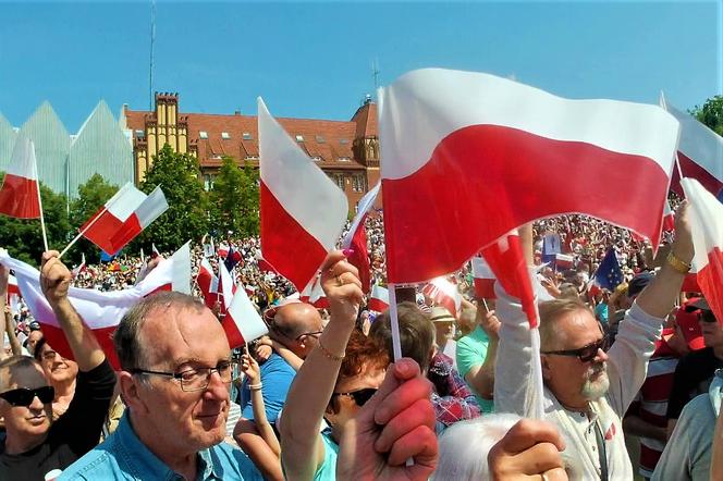 Manifestacja 4 czerwca na placu Solidarności w Szczecinie